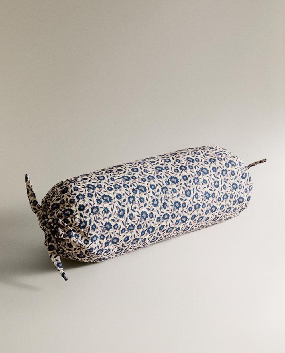 ZARA HOME ДЕТСКАЯ ПОДУШКА С ЦВЕТОЧНЫМ УЗОРОМ, СИНИЙ