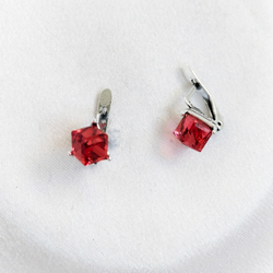 "Кубик" серьги в серебряном покрытии из коллекции "Леди" от Jenavi с английским замком