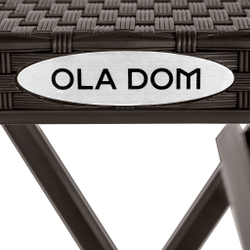 Набор складной садовой мебели "RATTAN" от OLA DOM. 2 стула и стол. Цельнолитая спинка и сиденье на металлическом каркасе. Цвет: Коричневый.