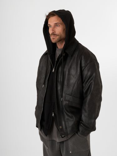 Черная куртка из эко-кожи QWE