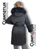 Классический пуховик свободного кроя, но с поясом и возможностью приталивания в черном цвете