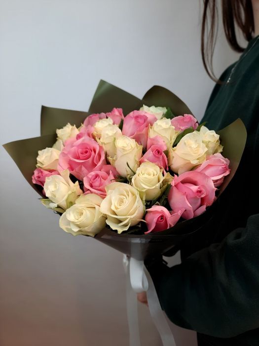 Букет из белых и розовых букетных роз