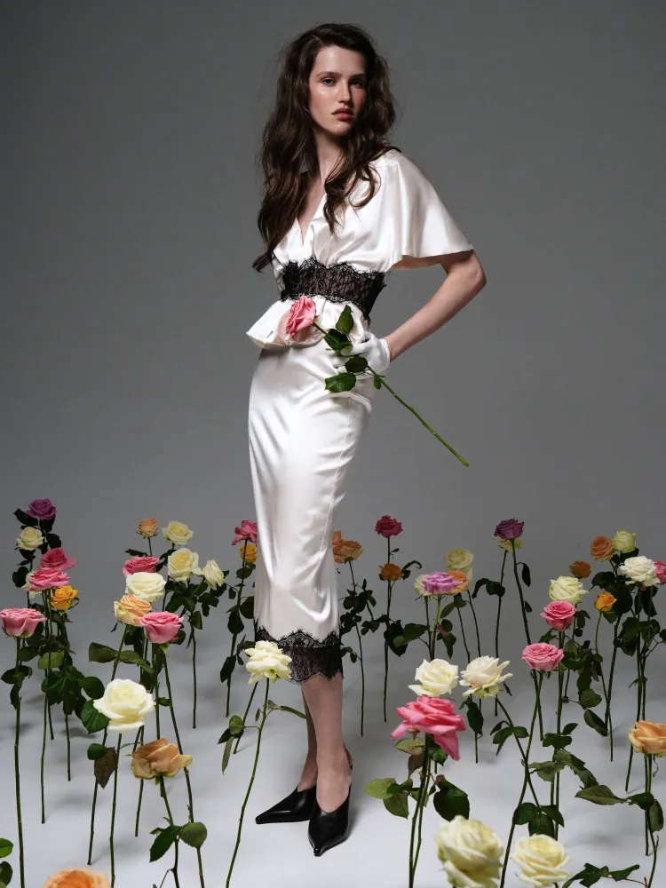 Ясмин (Yasmin), блуза из молочного атласа с отделкой черным кружевом