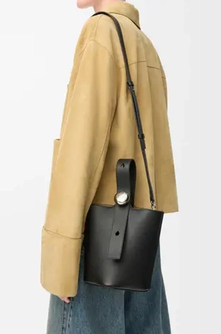 Loewe Мини-сумка-ведро Pebble из мягкой зернистой телячьей кожи, черный