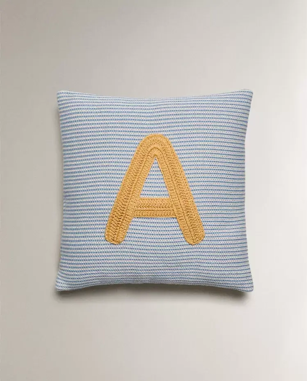 ZARA HOME ДЕТСКАЯ ПОДУШКА С ВЫШИВКОЙ В ВИДЕ БУКВЫ "А", СИНИЙ