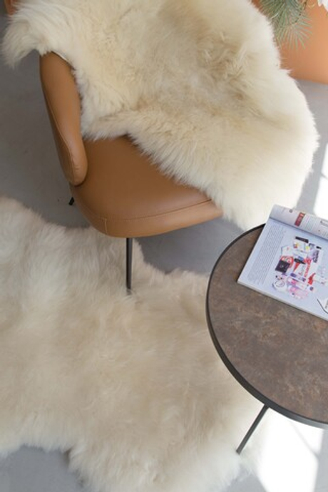 Натуральная меховая шкура белого цвета для домашнего уюта