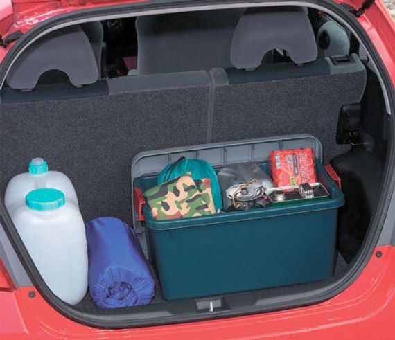 Экспедиционный ящик IRIS RV Box 600, 40 л, в багажнике автомобиля.