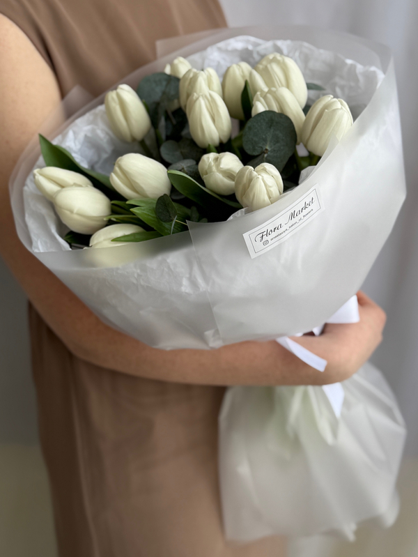 Белые тюльпаны и эвкалипт в воздушном оформлении Флора Маркет
