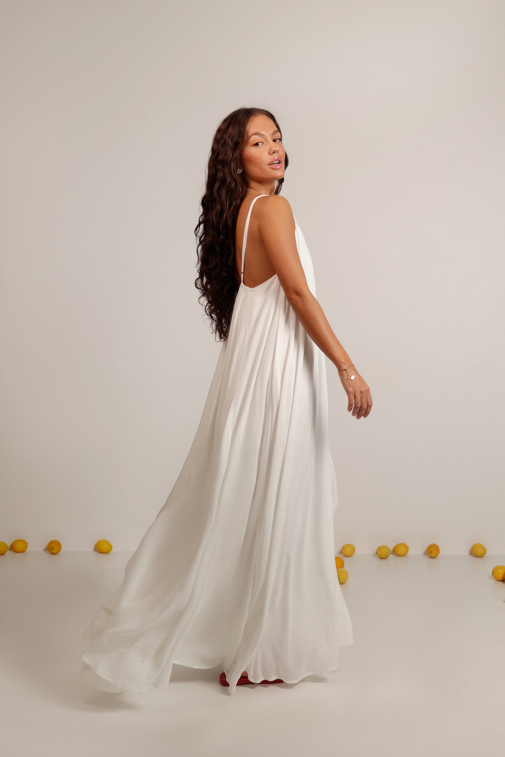 Платье на тонких бретелях макси