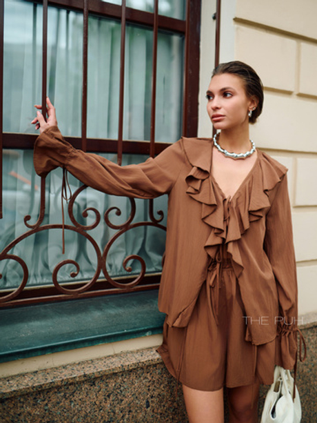 Шоколадный костюм с рюшами в стиле бохо