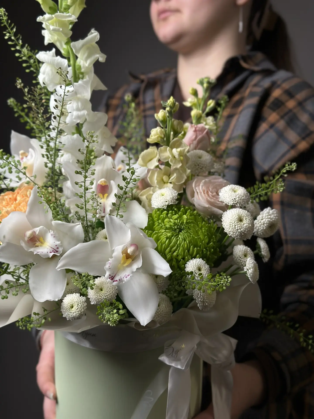 Цветы в коробке «Благородный сюрприз»