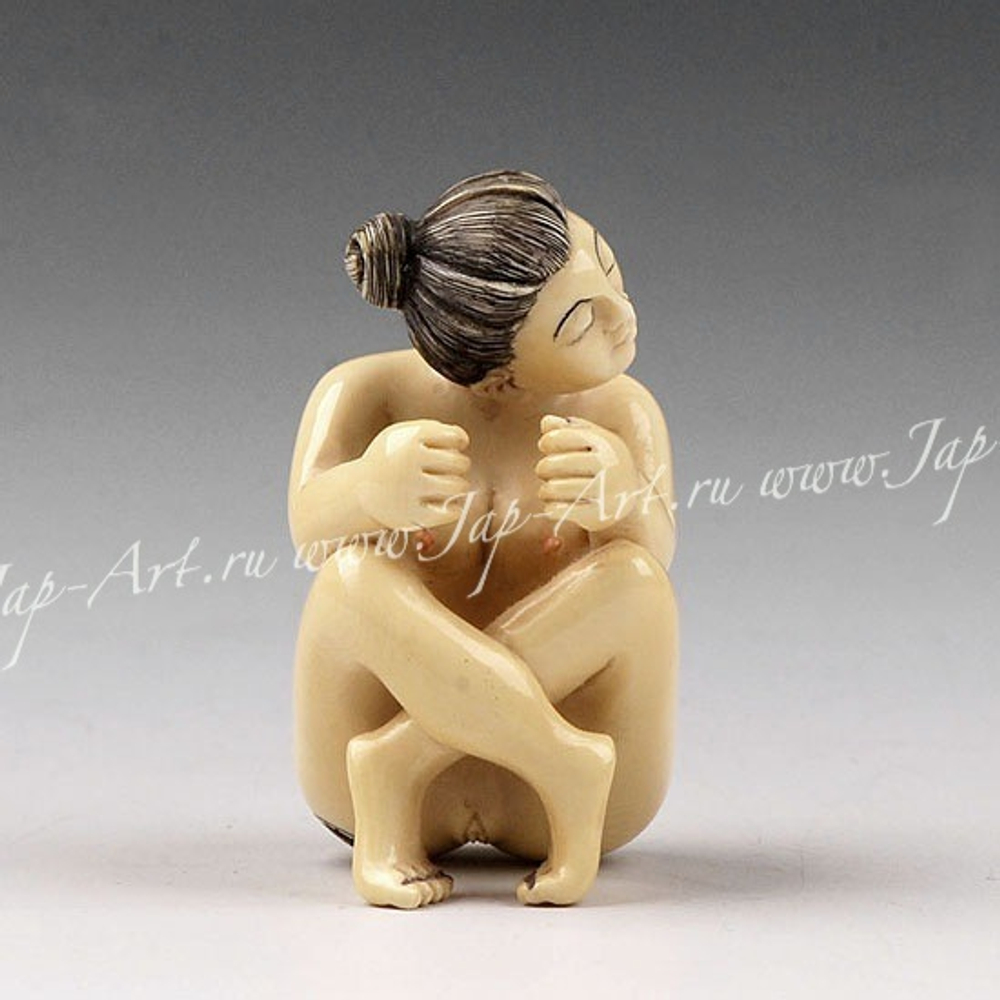 Нэцкэ Обнаженная красавица в позе йоги