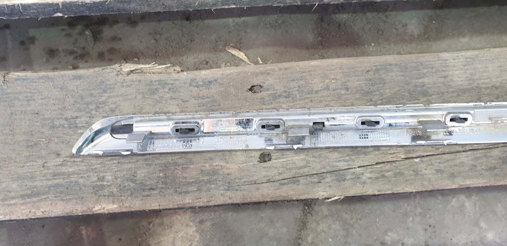 Молдинг решетки радиатора Mercedes E-Class (W213) 16-20 Б/У Оригинал A2138880273