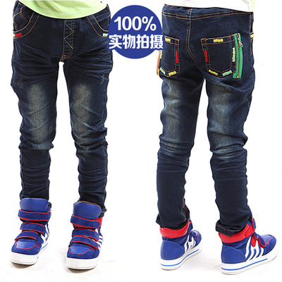 Джинсы для мальчика с потертостями и декоративной вышивкой