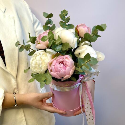 7 разноцветных пионов с эвкалиптом в шляпной коробке. Цветы в коробке 024 Chalet Green