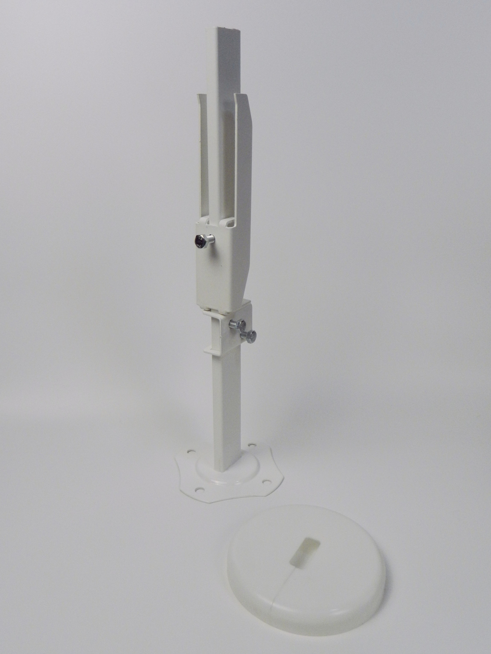 А11.21К Кронштейн напольный внутренний для стальных панельных радиаторов высотой 200-600 мм, стойка 10*30*350 мм с крышкой на основание