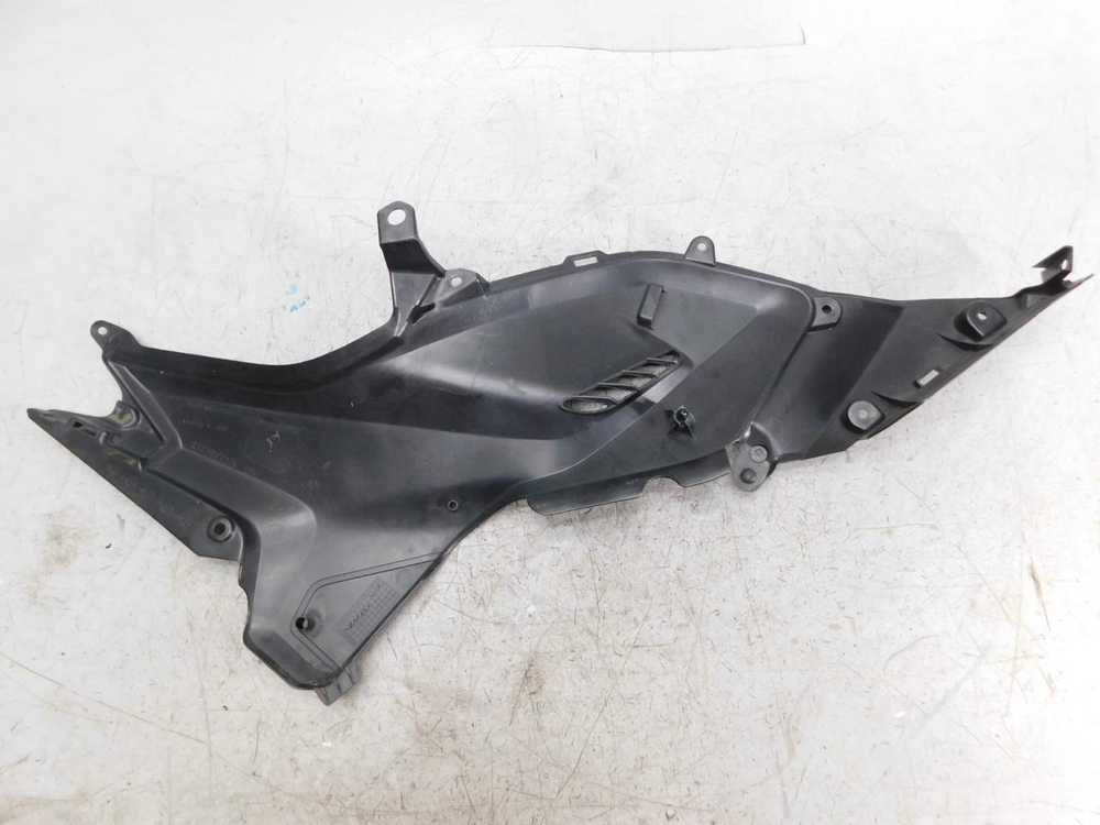 Пластик боковой левый Honda NC700X RC63 83701-MGS-D300.