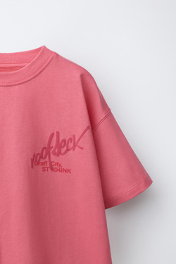ZARА ФУТБОЛКА С ПРИНТОМ ГРАФФИТИ, РОЗОВЫЙ/БЕЛЫЙ