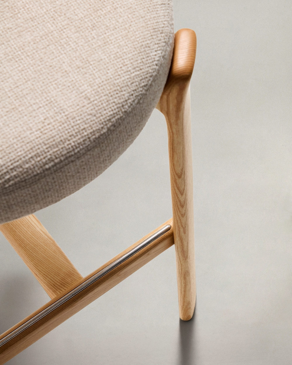 Барный стул Granite из бежевой синели и ясеня с натуральной отделкой 75 см