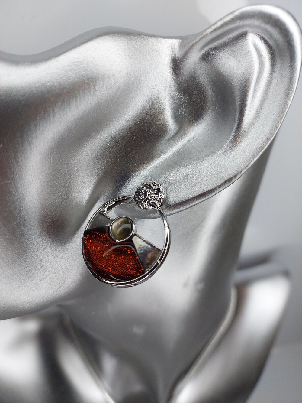 Комплект бижутерии. Набор, колье и серьги "Око Саурона " . С регулируемым размером цепи.