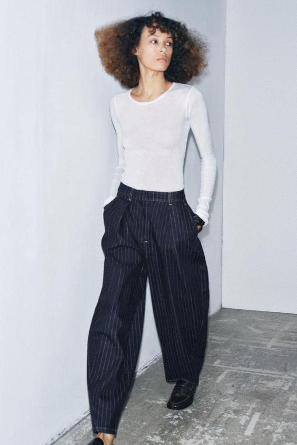 ZARA ДЖИНСЫ ZW COLLECTION BALLOON В ПОЛОСКУ СО СРЕДНЕЙ ПОСАДКОЙ, СИНИЙ