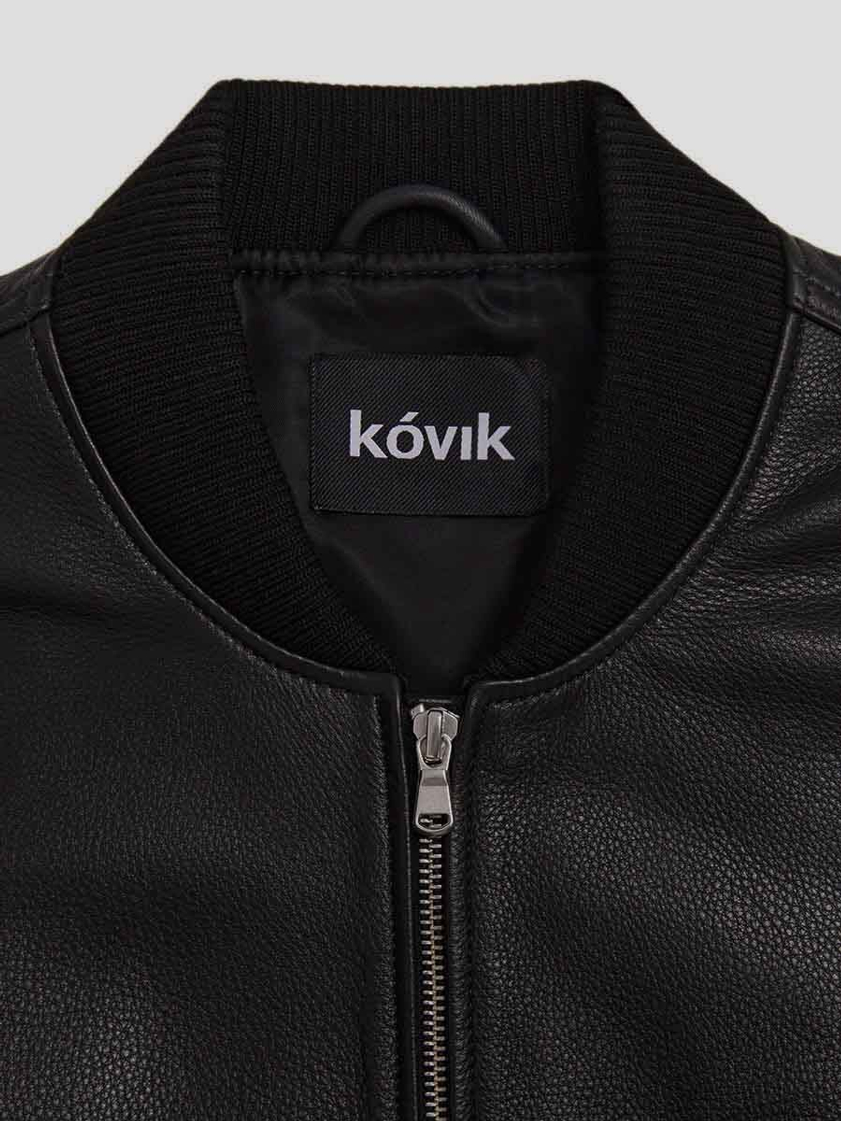 Черный кожаный бомбер oversize