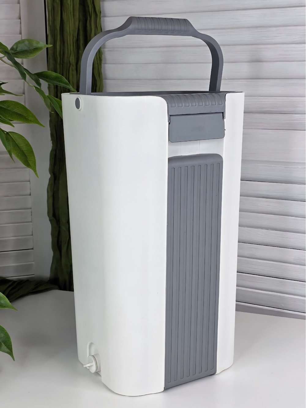 Ведро для мытья полов 5+5л с отжимом на защелках шваброй+2 насадки в комплекте