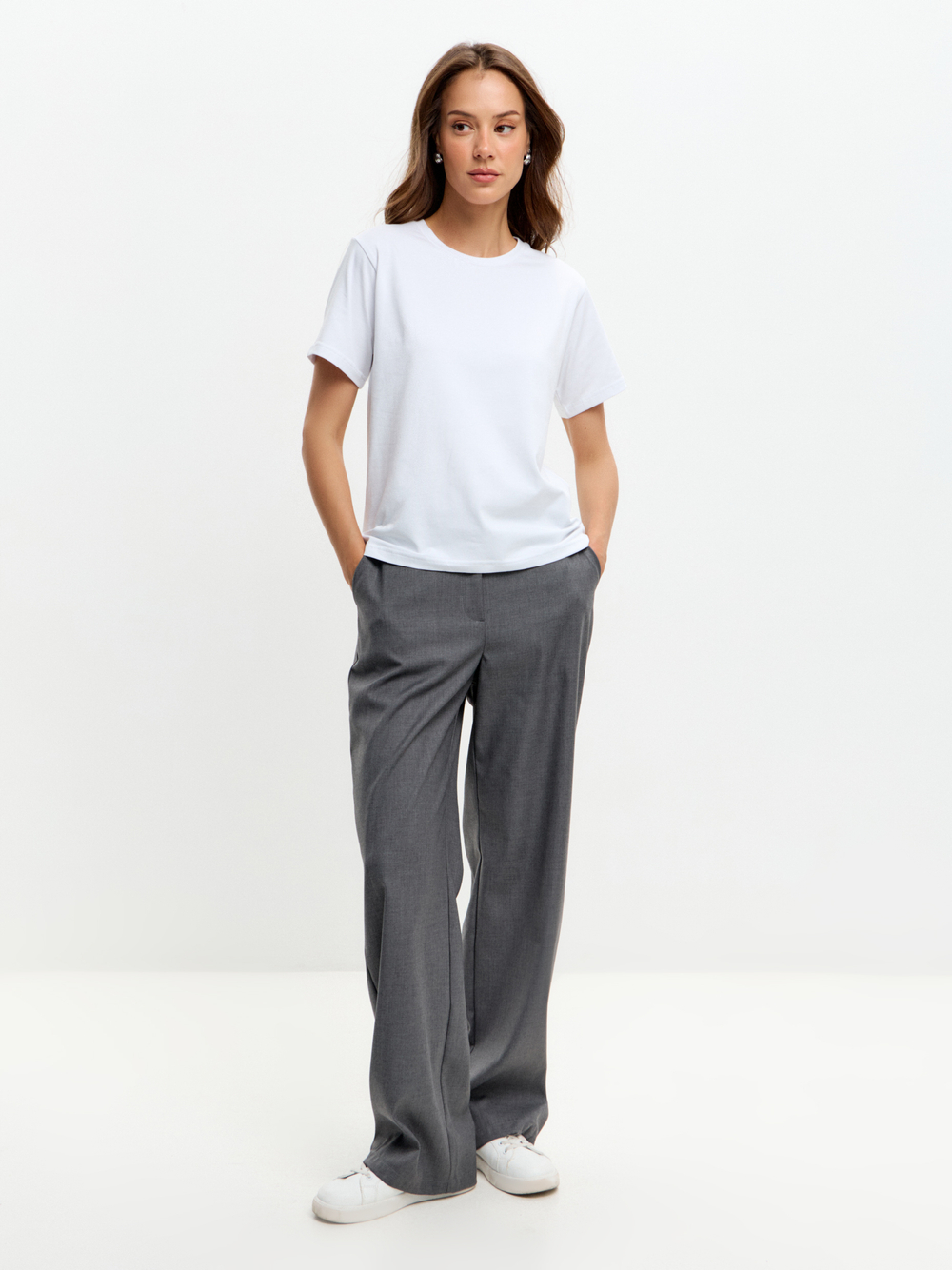 Классическая базовая футболка полуприлегающего силуэта