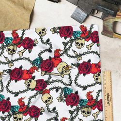 Ткань габардин розы с шипами и черепа на белом фоне
