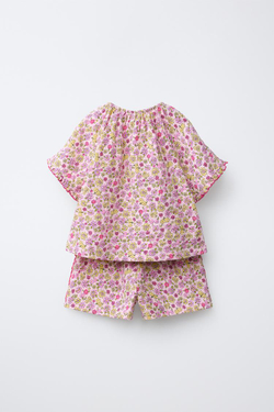 ZARA КОМПЛЕКТ ИЗ ФУТБОЛКИ И ШОРТОВ С ПРИНТОМ, СВЕТЛАЯ МАЛЬВА