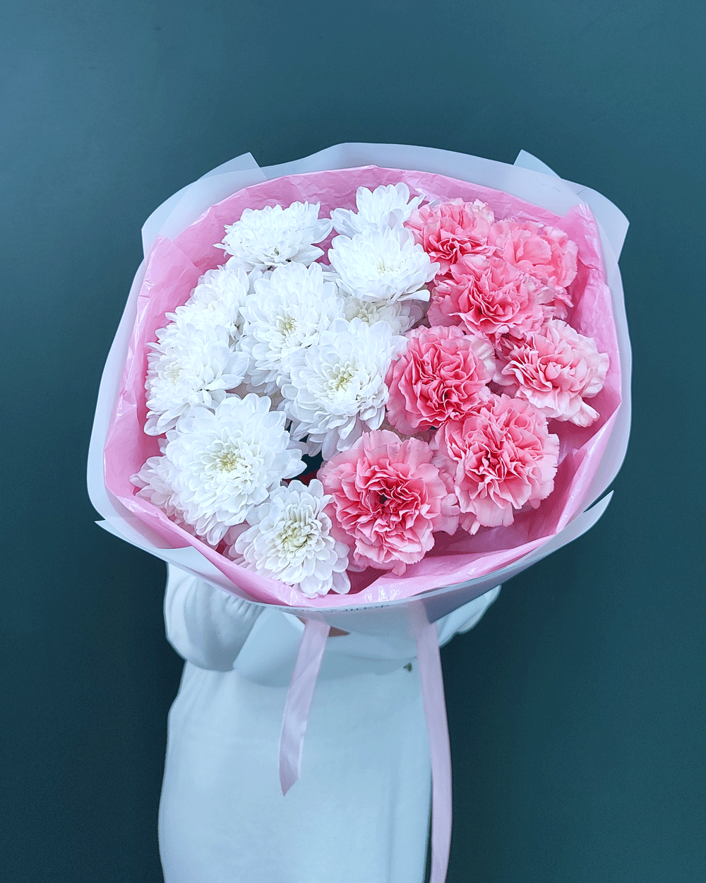 Букет из белой хризантемы и диантусов(00182)