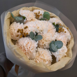 Нежный букет из кремовых гвоздик со льном и эвкалиптом