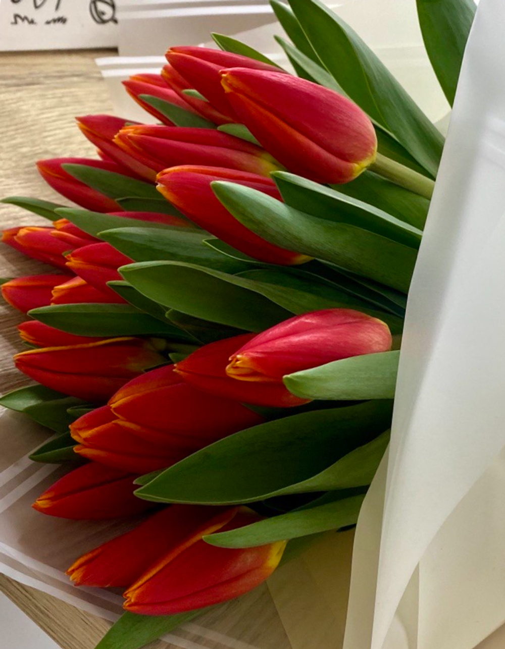 Букет из 25 розово-жёлтых тюльпанов