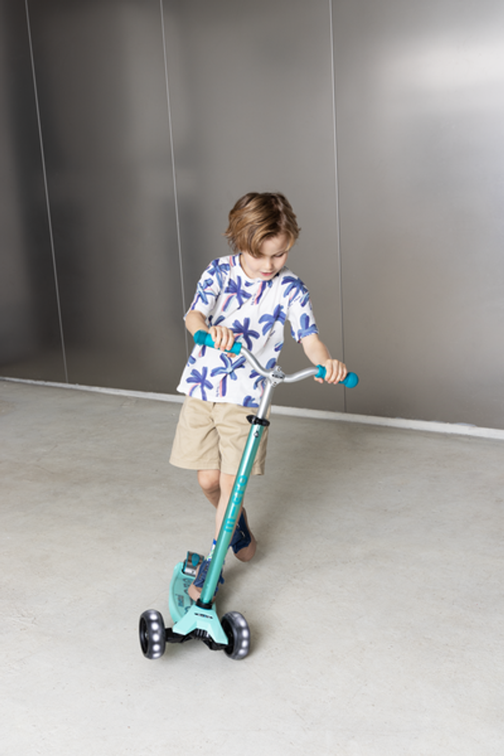 Самокат Maxi Micro Deluxe Pro LED ярко-голубой