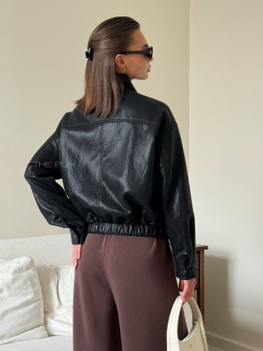 Черная куртка-бомбер из эко-кожи с завязками