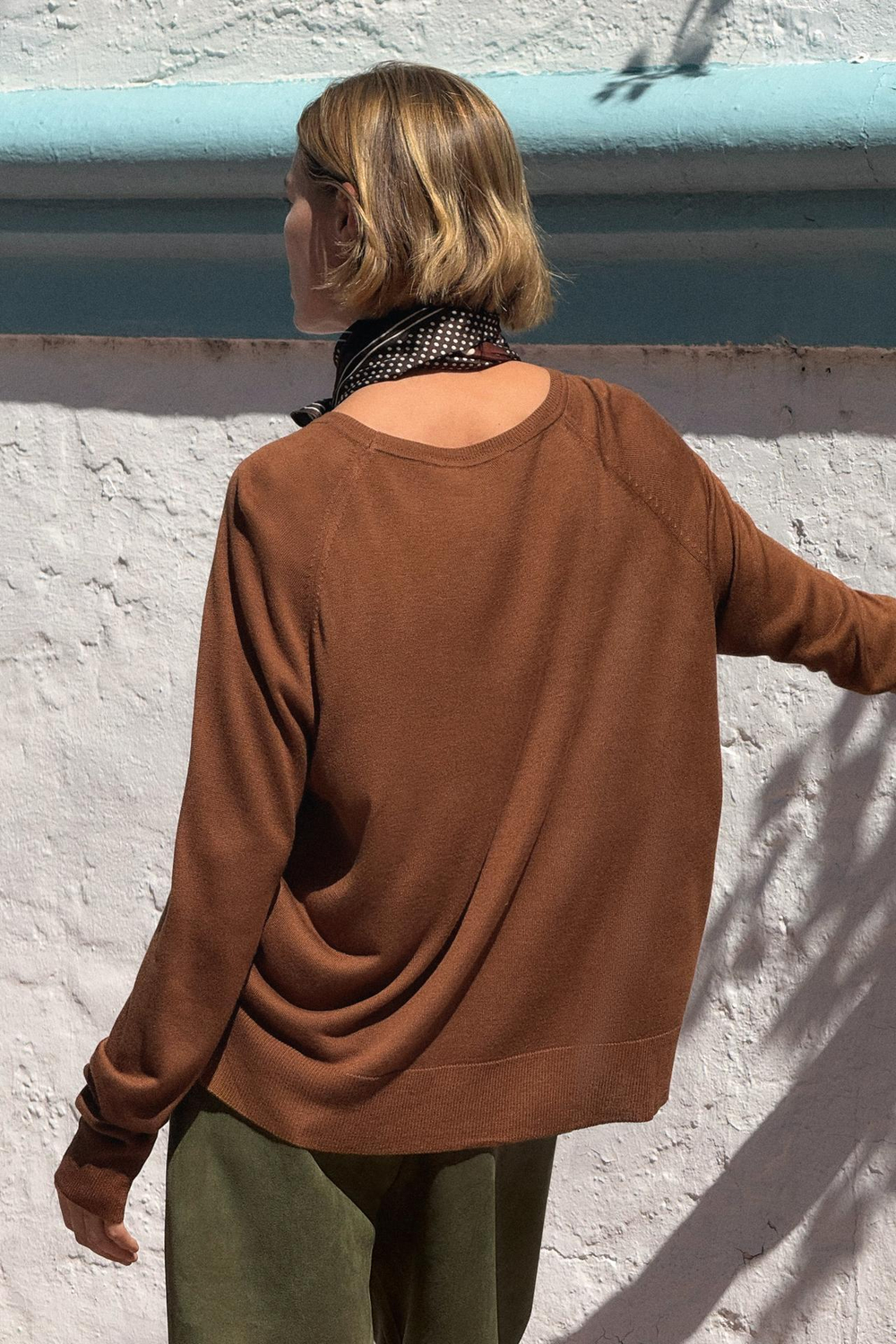 ZARA БАЗОВЫЙ ДЖЕМПЕР ИЗ ТОНКОГО ТРИКОТАЖА, СВЕТЛО-КОРИЧНЕВЫЙ