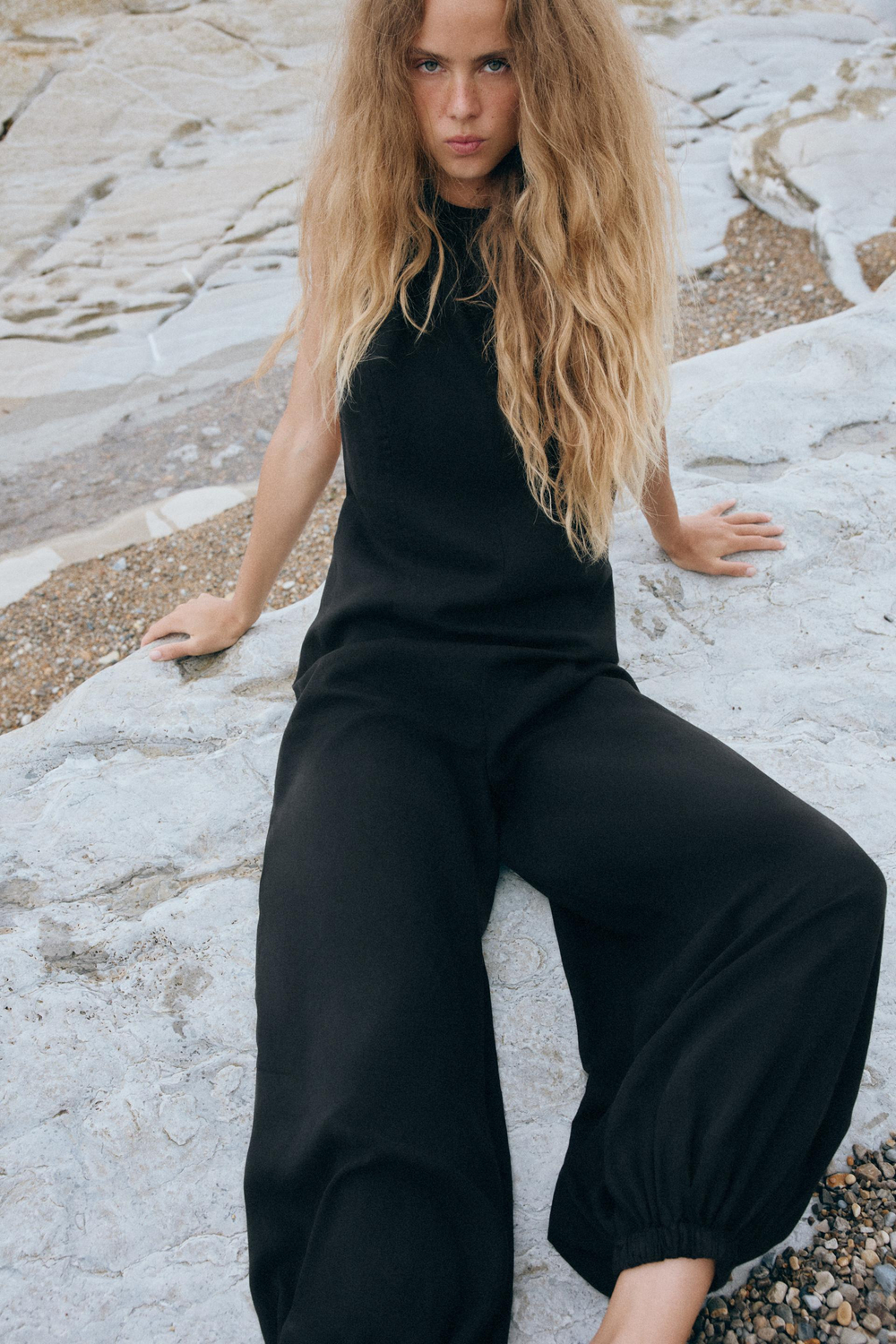 ZARA ЛЕГКИЙ ДЛИННЫЙ КОМБИНЕЗОН, ЧЕРНЫЙ