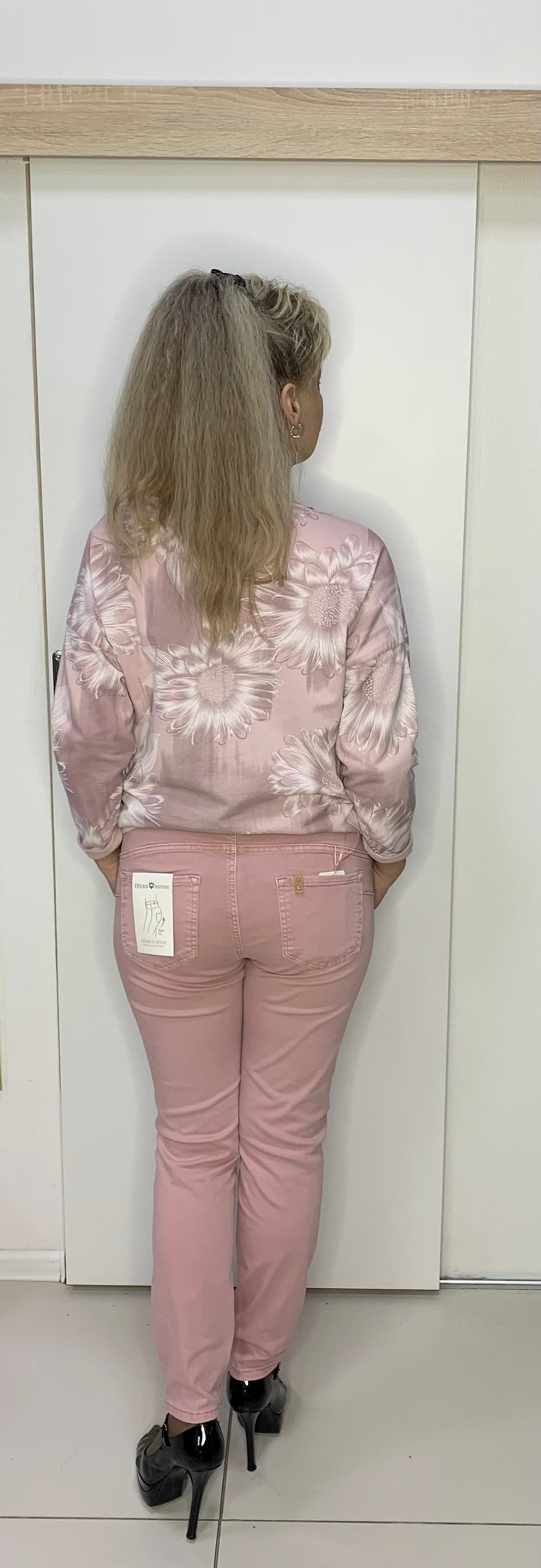 Розовые джинсы