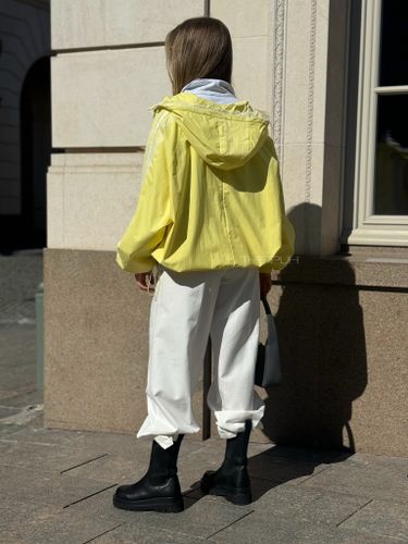 Желтая оверсайз ветровка с кружевной отделкой