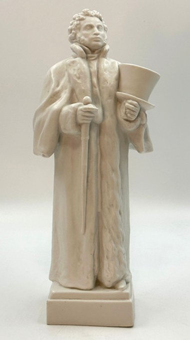 Фарфоровая скульптура «Пушкин перед дуэлью». Автор А. А. Суворов. Дмитровская фарфоровая фабрика, Ве