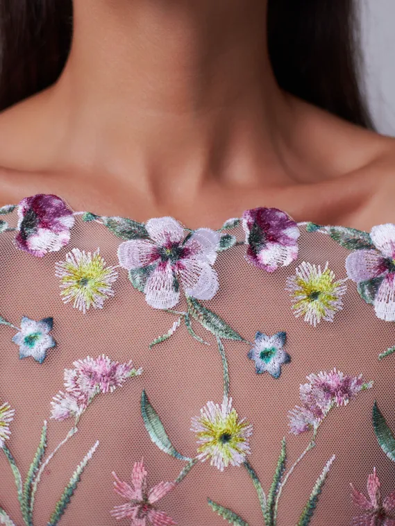 05-157 Вышивка на неэл. сетке 22 см, айвори/розовый/желтый/зеленый (левая)