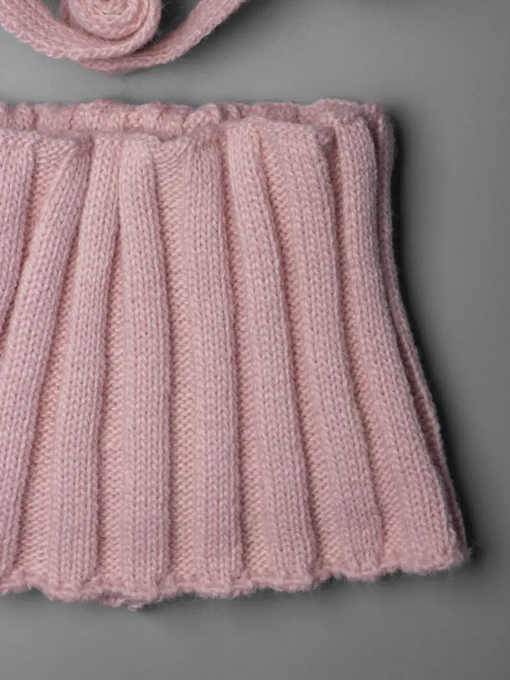 Шапка детская с помпоном на завязках