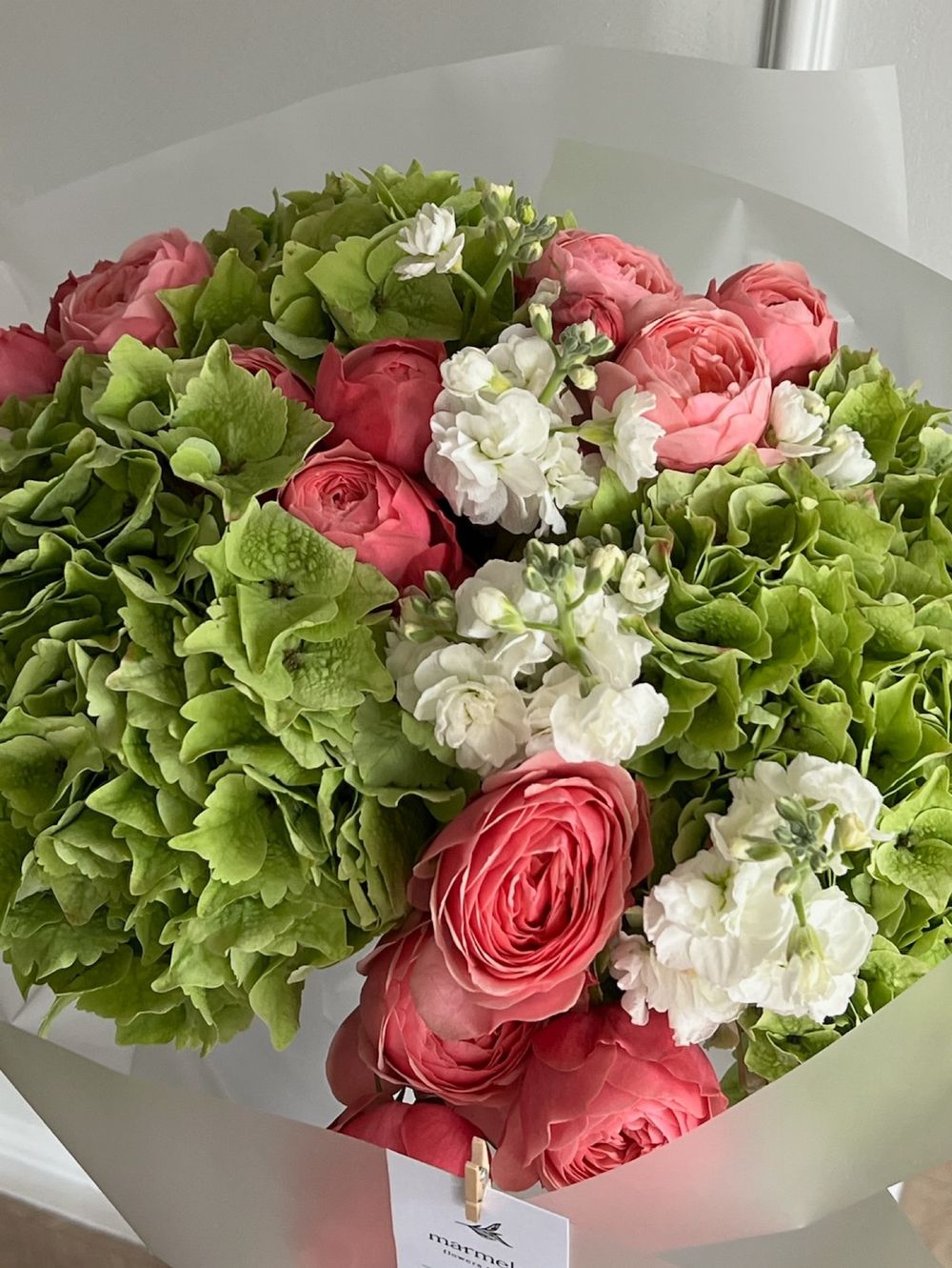 Букет сборный из гортензии, кустовых пионовидных роз и маттиолы