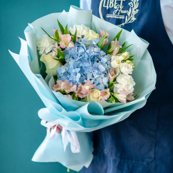 Сборный букет с голубой гортензией