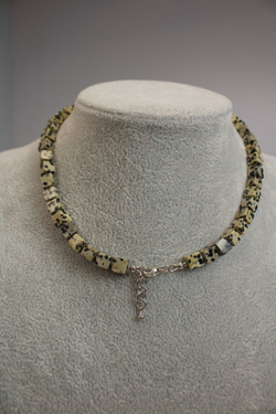 Чокер из далматиновой яшмы "Пятнистый аллюр"