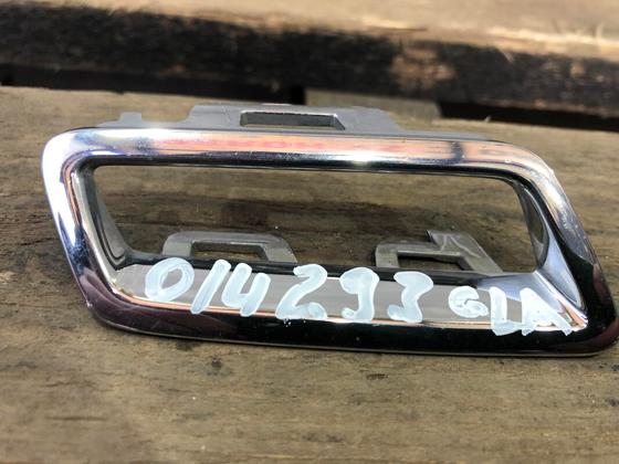 Накладка решетки радиатора Mercedes GLA (X156) 17-20 Б/У Оригинал A1568881800