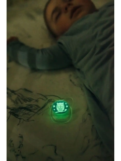 Ортодонтическая соска-пустышка светящаяся в темноте для новорожденных с колпачком 2 шт