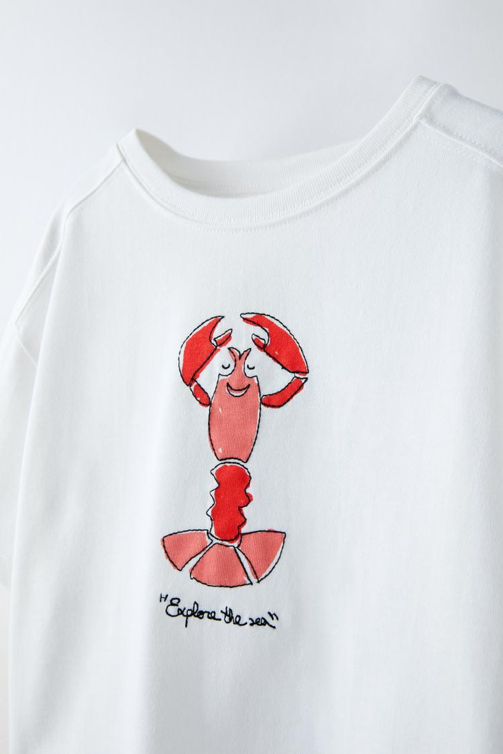 ZARA ФУТБОЛКА С ПРИНТОМ И ВЫШИТОЙ НАДПИСЬЮ, БЕЛЫЙ