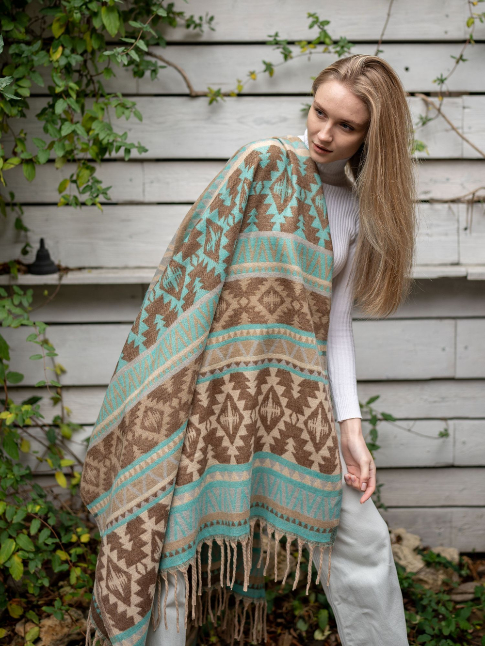 Теплый палантин с орнаментом