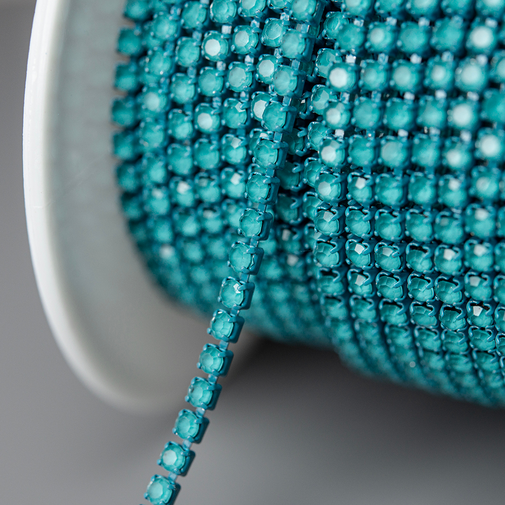 Матовая стразовая цепь, 2мм, бирюзовый кристалл в голубых цапах